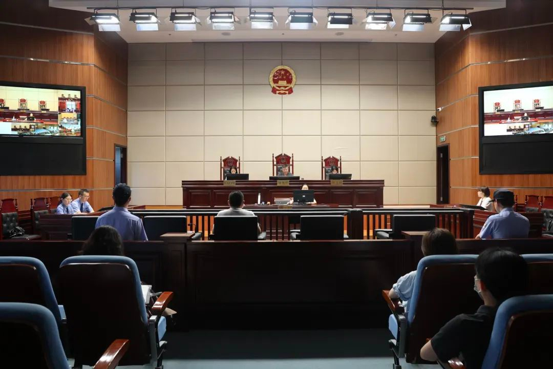 偽造環(huán)境報(bào)告批復(fù)，獲有期徒刑六個(gè)月十五日
